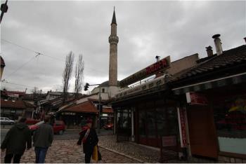 Cevabdžinic Hodžic A je smještena u srcu Bašcaršije kod Sebilja, inace poznatog kulturnog obilježja Sarajeva. Topla dobordošlica i jedinstveni izvorni okus jela ocekuju vas u našoj cevabdžinici. Bujrum.